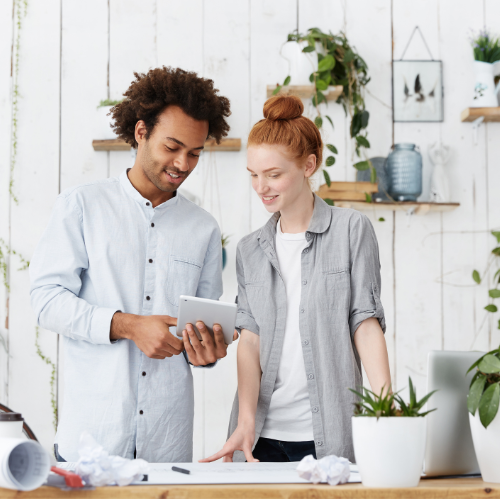 Couple d'entrepreneurs qui réfléchit à développer leur entreprise grâce à un financement rapide.