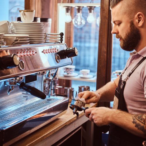 Barista qui a pu investir dans une belle machine à café professionnelle grâce à son financement rapide.